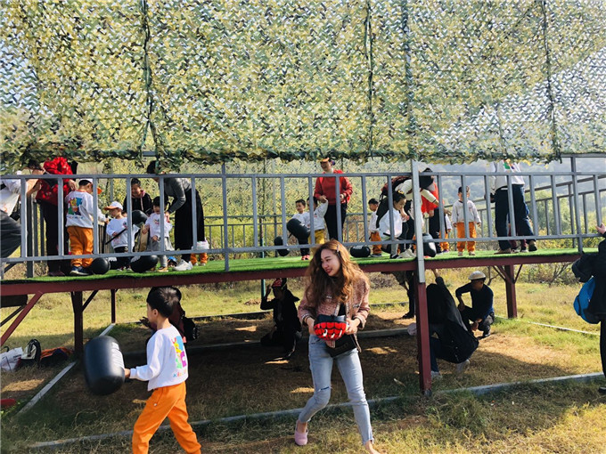 武汉学生一日游真人打地鼠