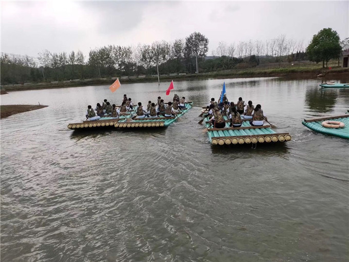 武汉学生春游休闲游玩水上竹筏