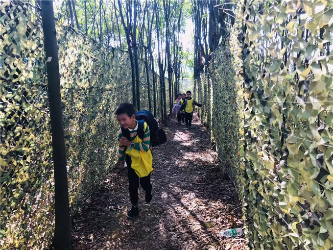 武汉学生春游乐农湖畔丛林迷宫